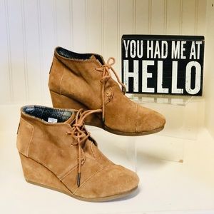 Toms 8 REG suede wedge booties